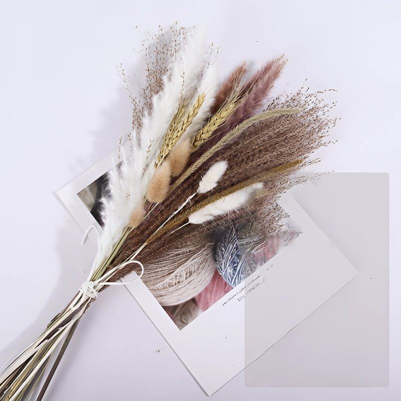 A set of 16 dried pampas grass flowers from a 30-piece interior decoration kit, featuring natural feathery twigs and plant elements, ideal for home or event decor.